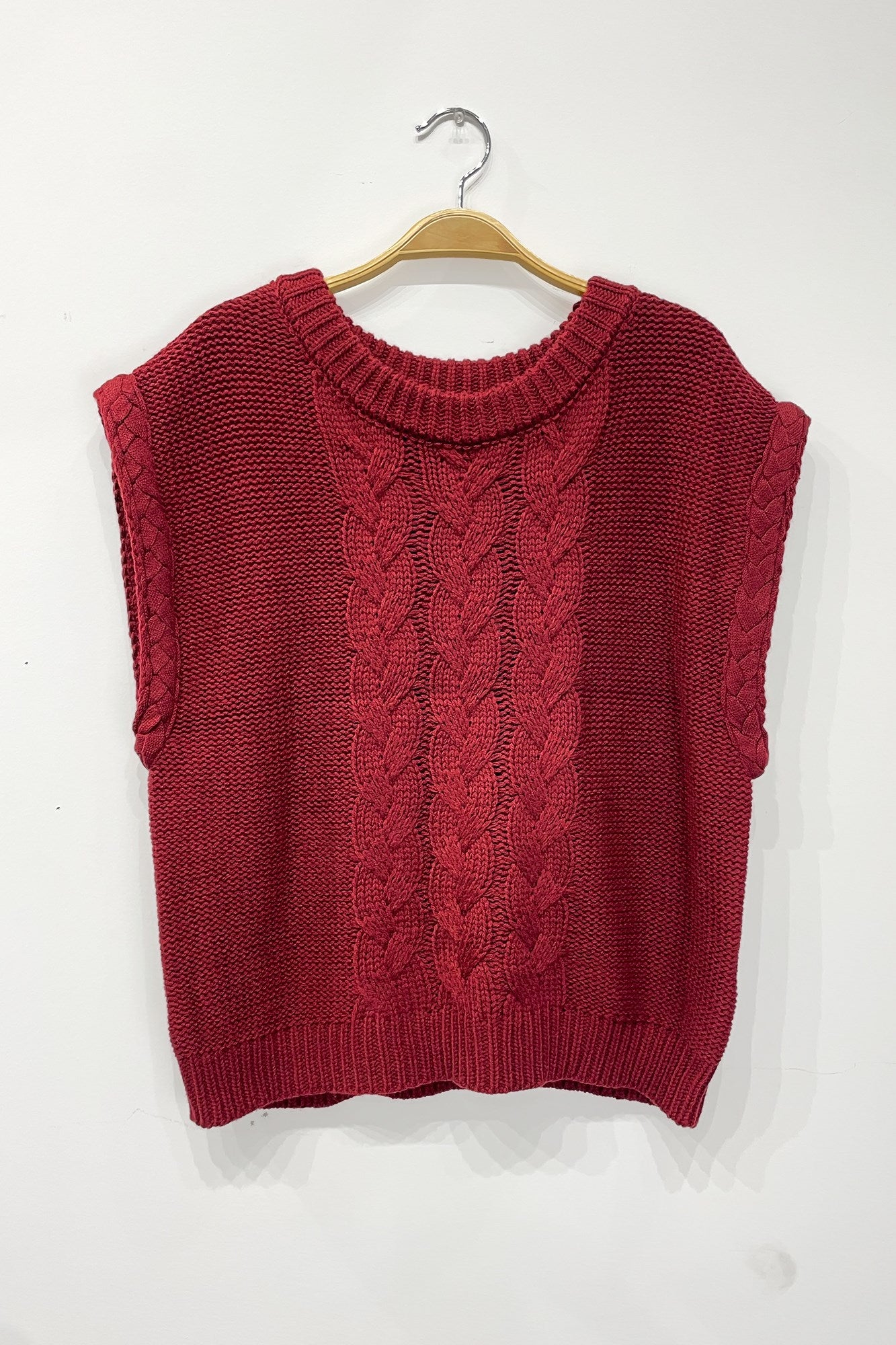 Umgee Cable Knit Sleeveless Sweater Vest In Wine