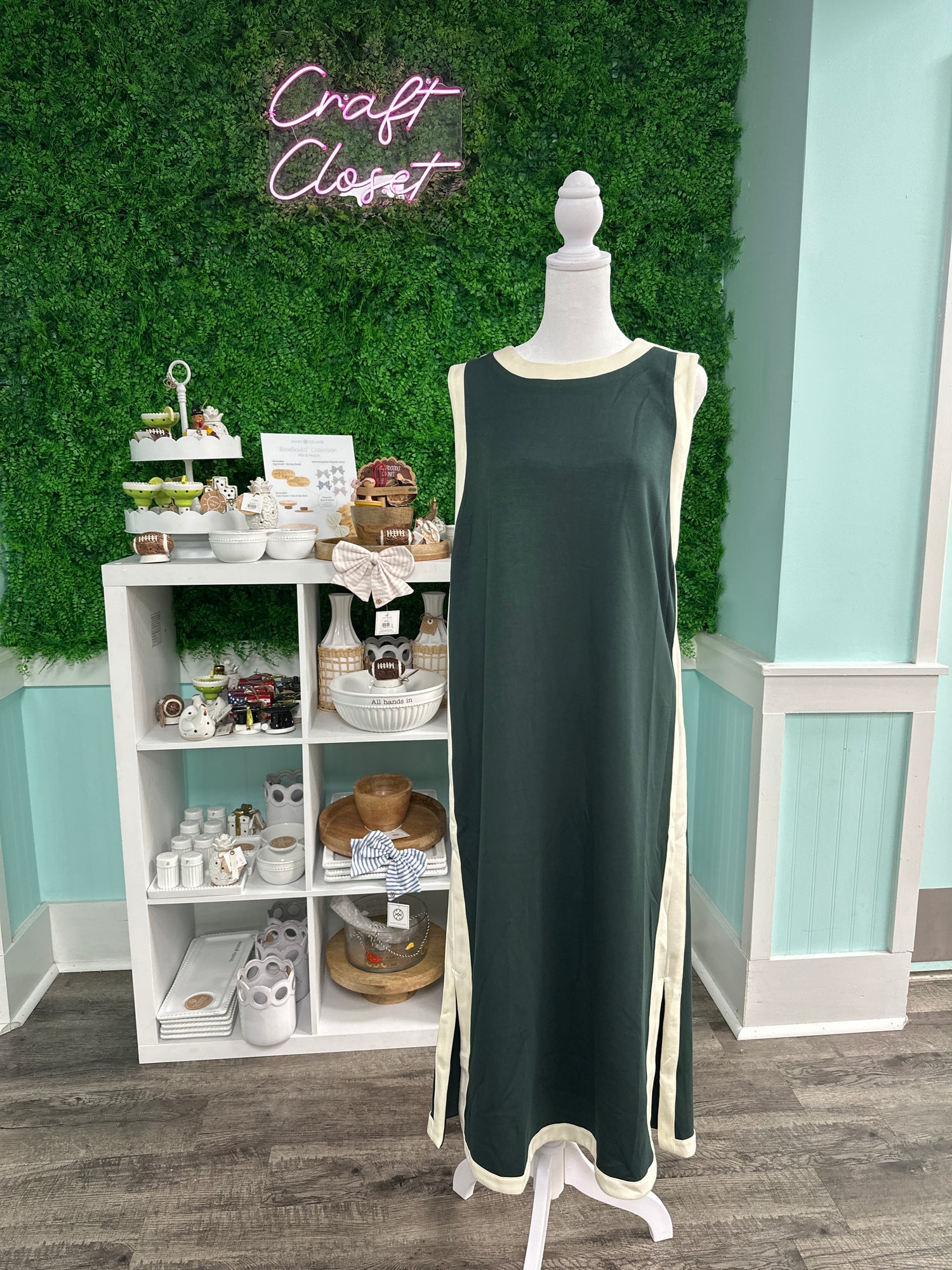 Entro Solid Sleeveless Midi Dress With Contrast Binding In Forest