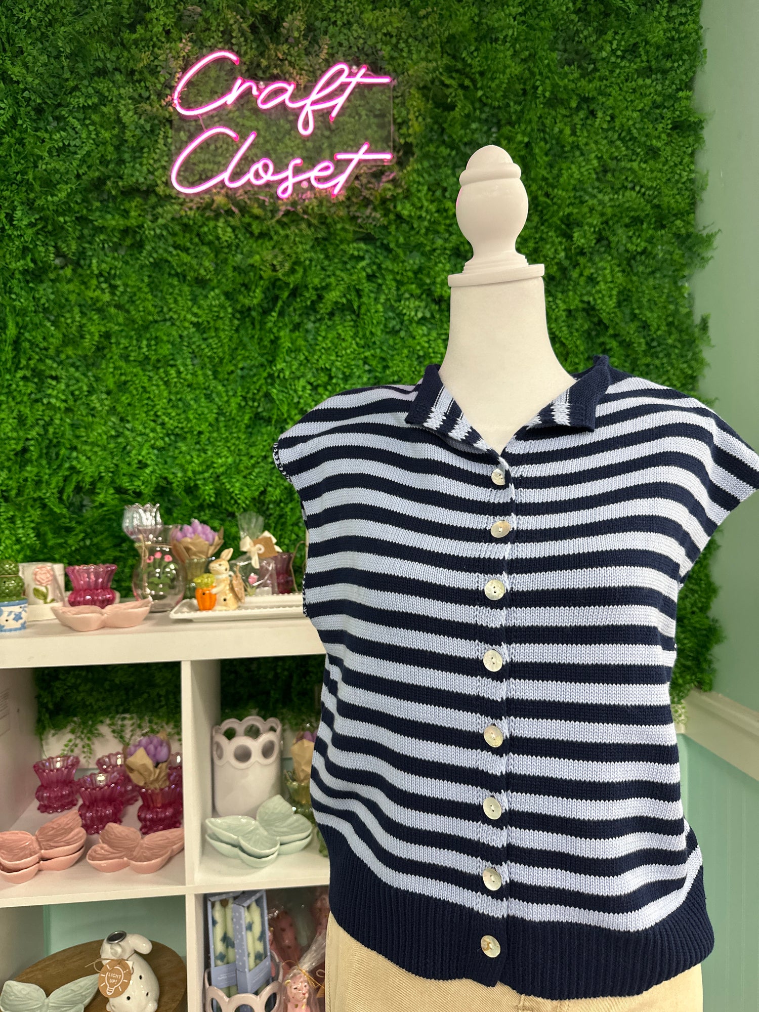 ENTRO Striped Sleeveless Knit Top With Button Closure In Navy