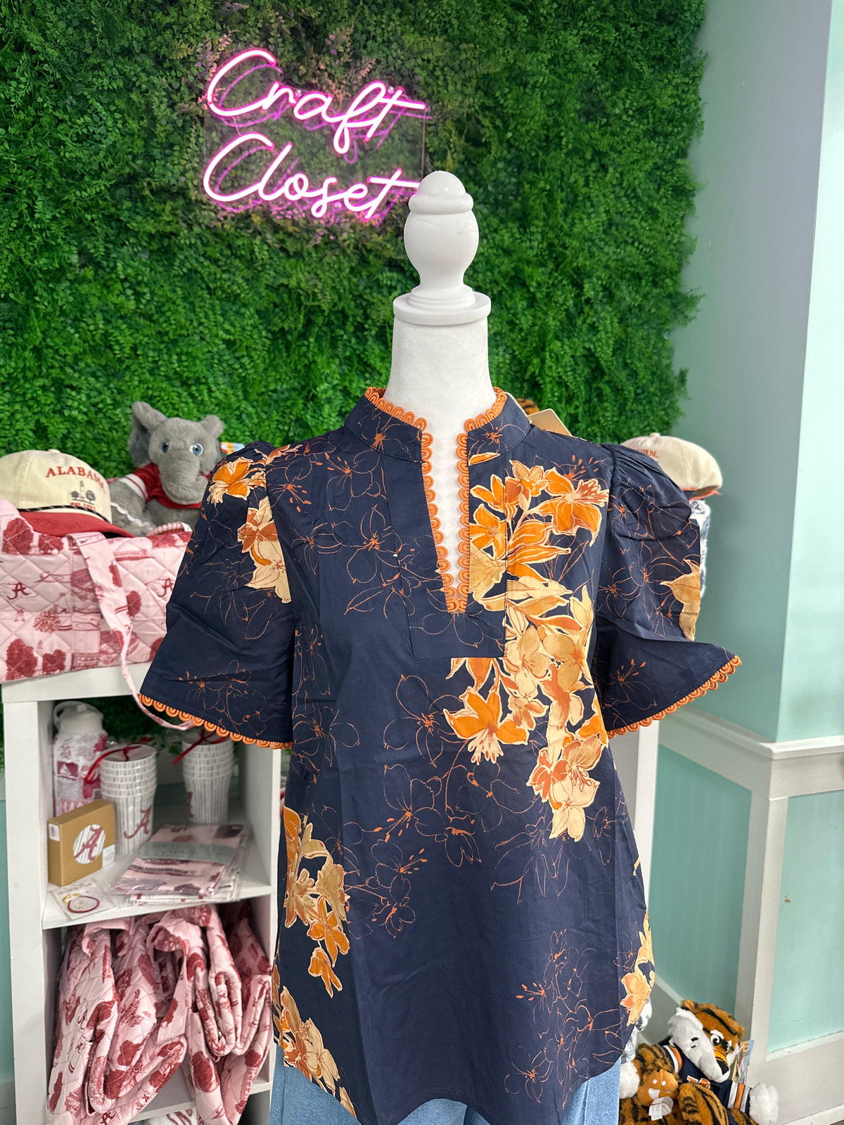Entro Floral Short Sleeve Top In Midnight