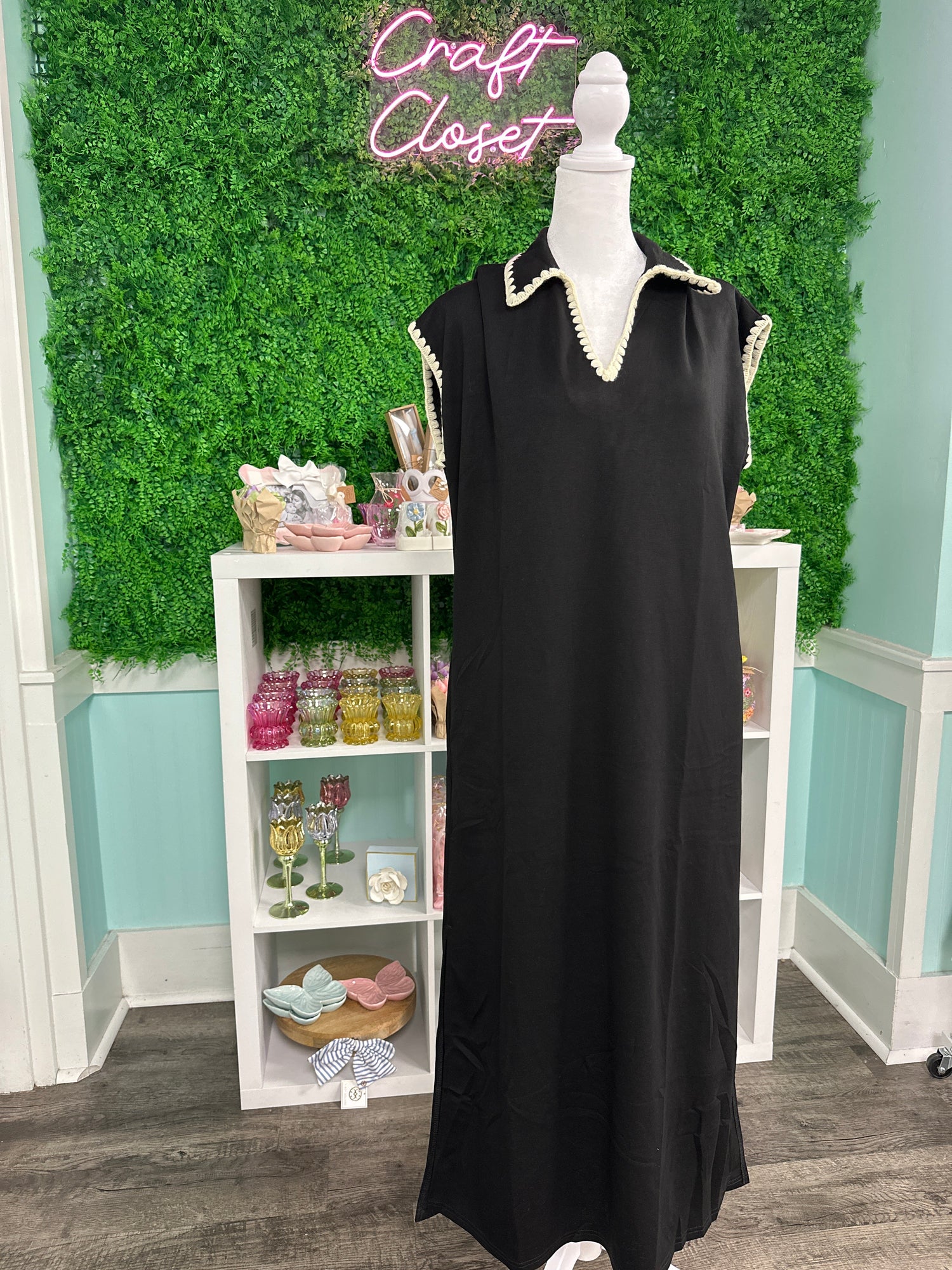 ENTRO Solid Contrast Trim V Neck Luxeknit Midi Dress In Black