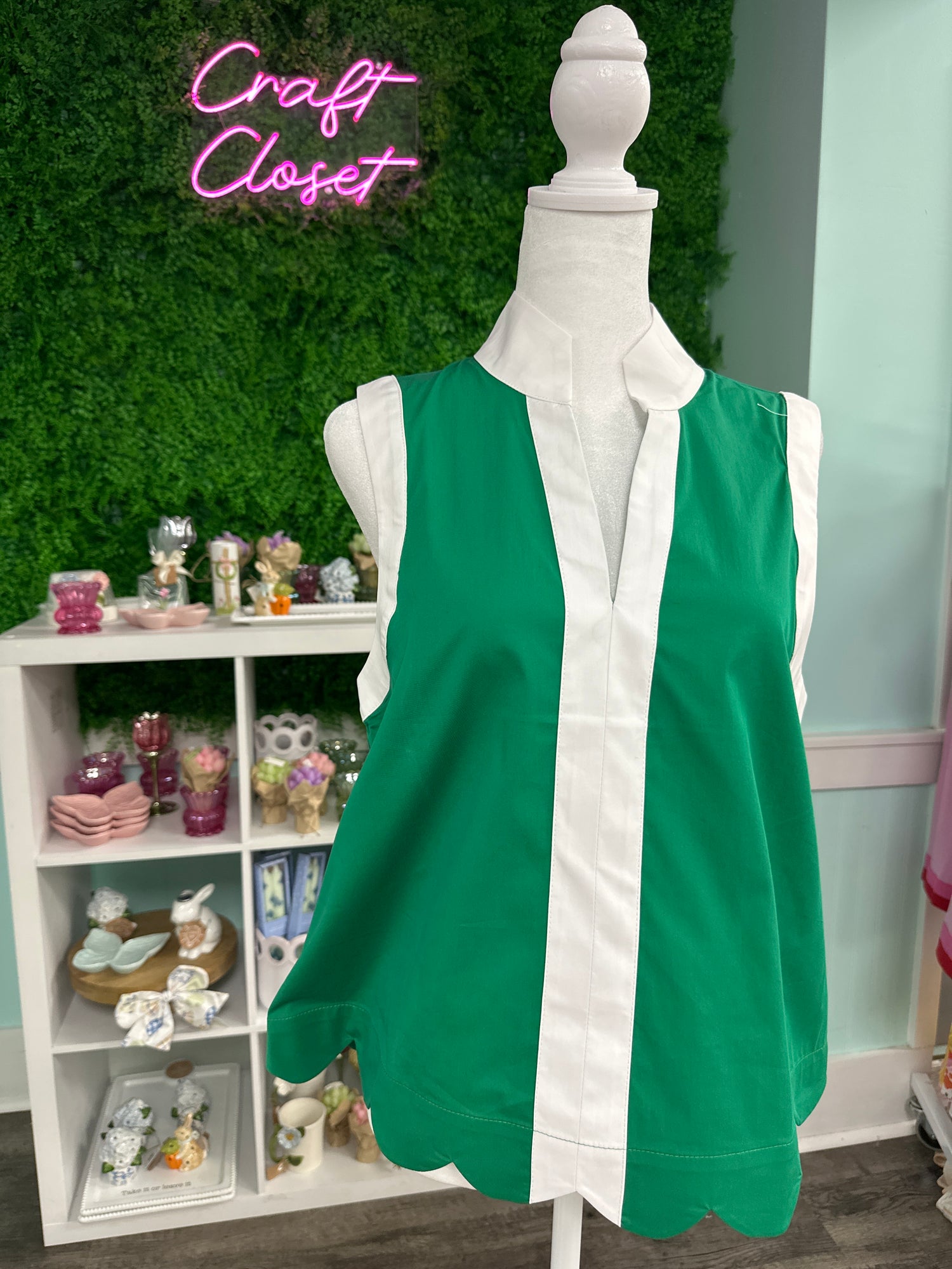 Entro Sleeveless Vertical Contrast Stripe Top In Green