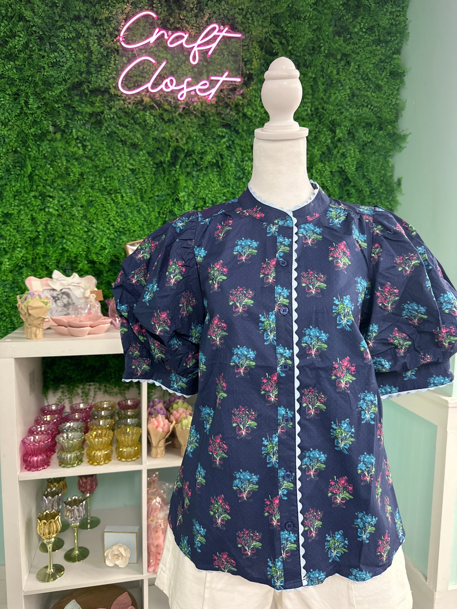 ENTRO Floral Puff Sleeve Top In Navy