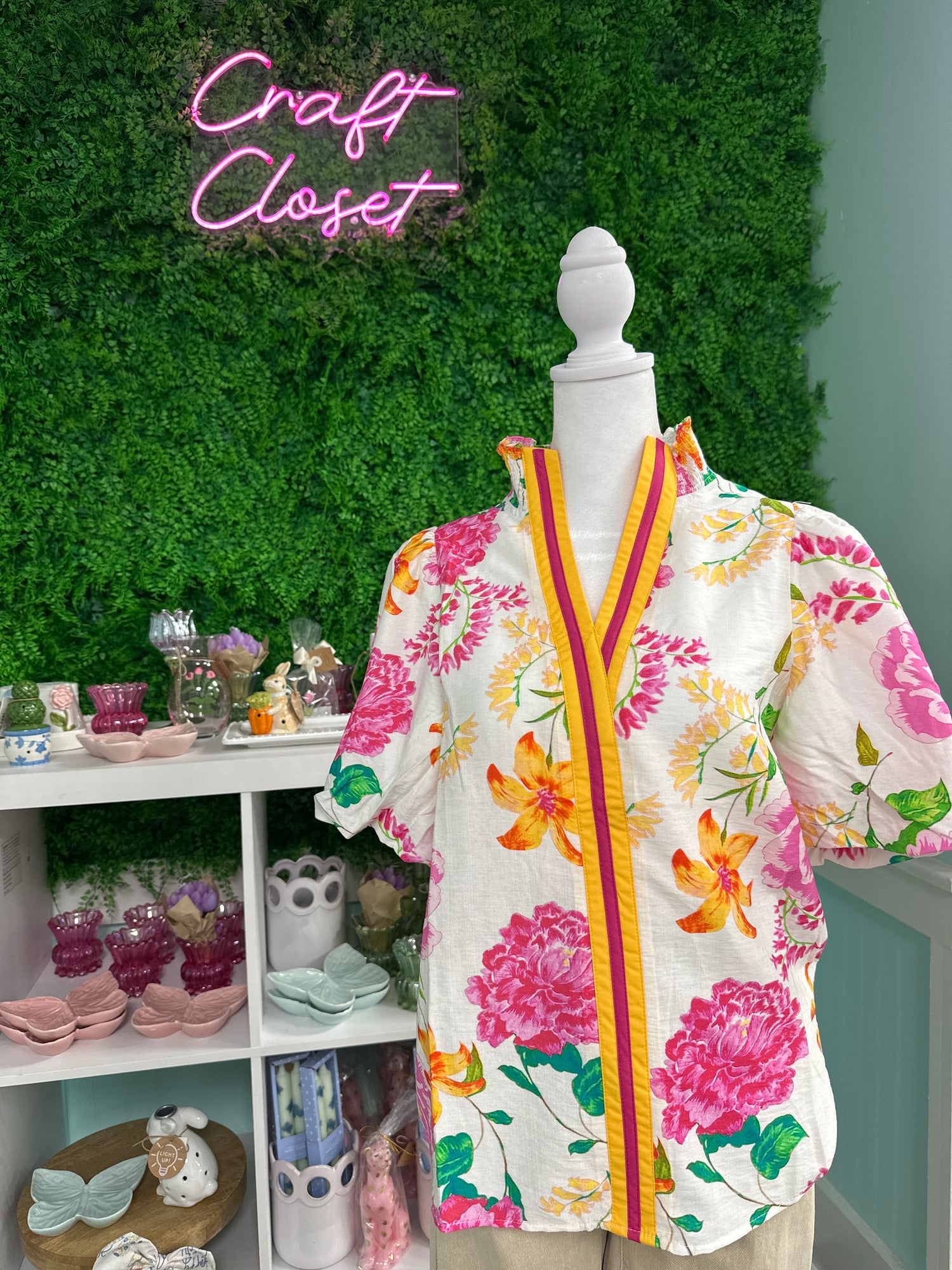 ENTRO Floral Short Sleeve Top With Contrast Trim In Pink
