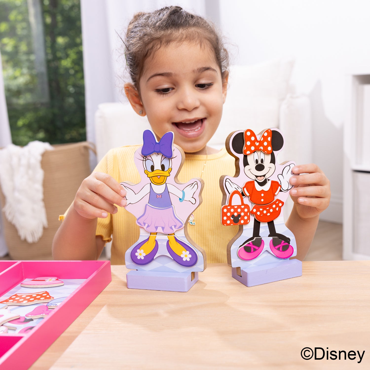 Melissa & Doug- Disney Magnetic Dress Up Minnie & Daisy