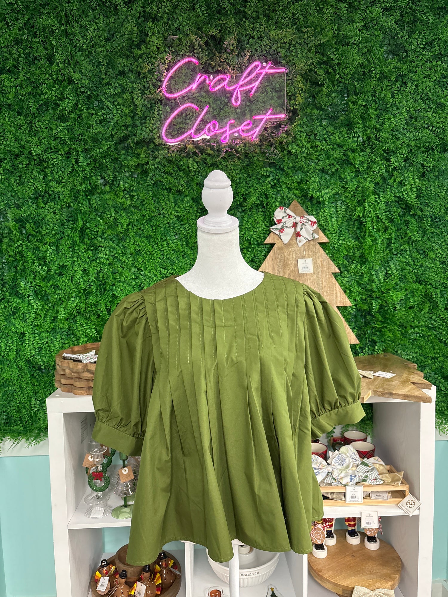 ENTRO Solid Pintuck Top In Olive