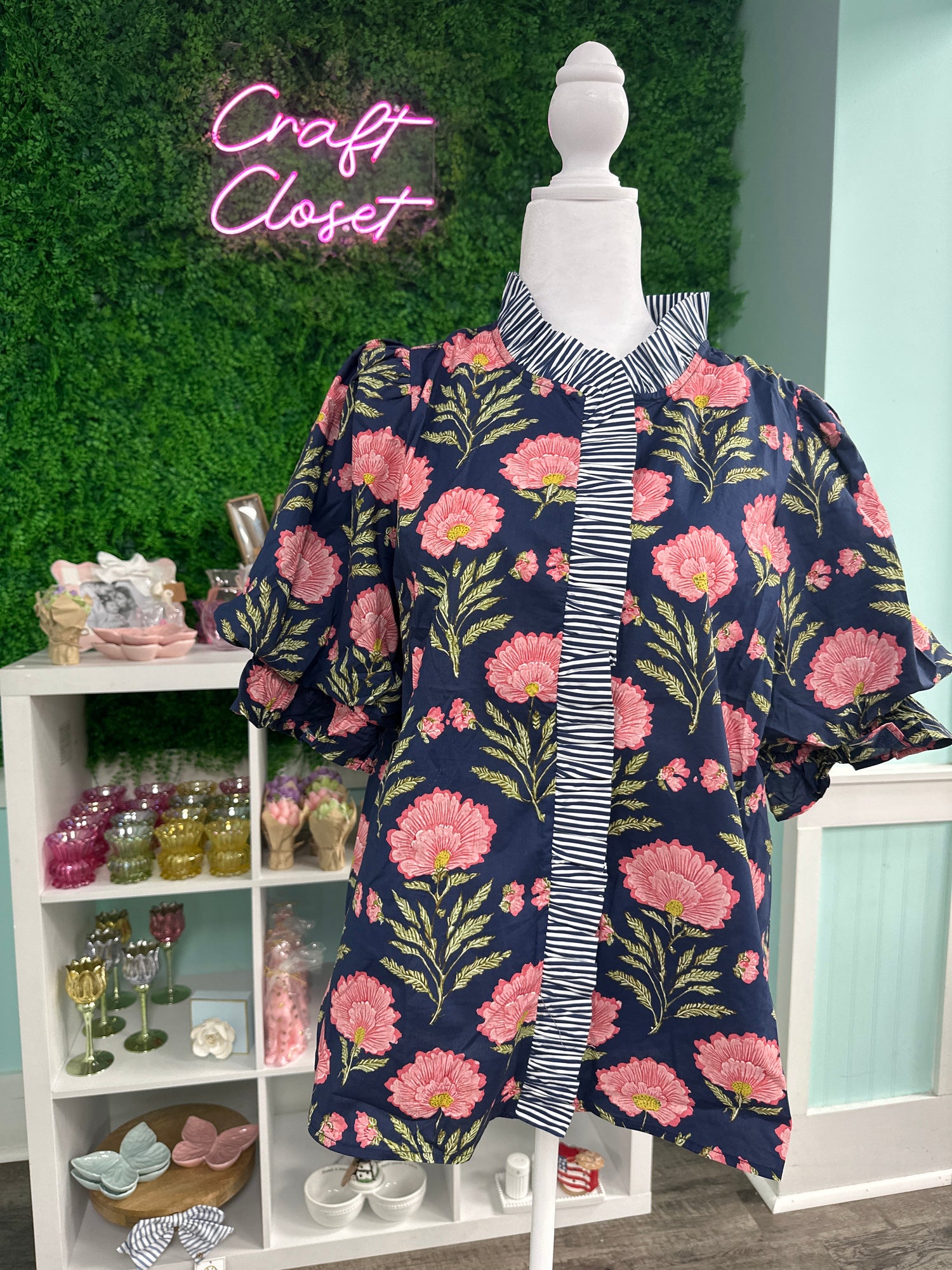 ENTRO Floral Print Short Puff Sleeve Top In Navy PLUS Size