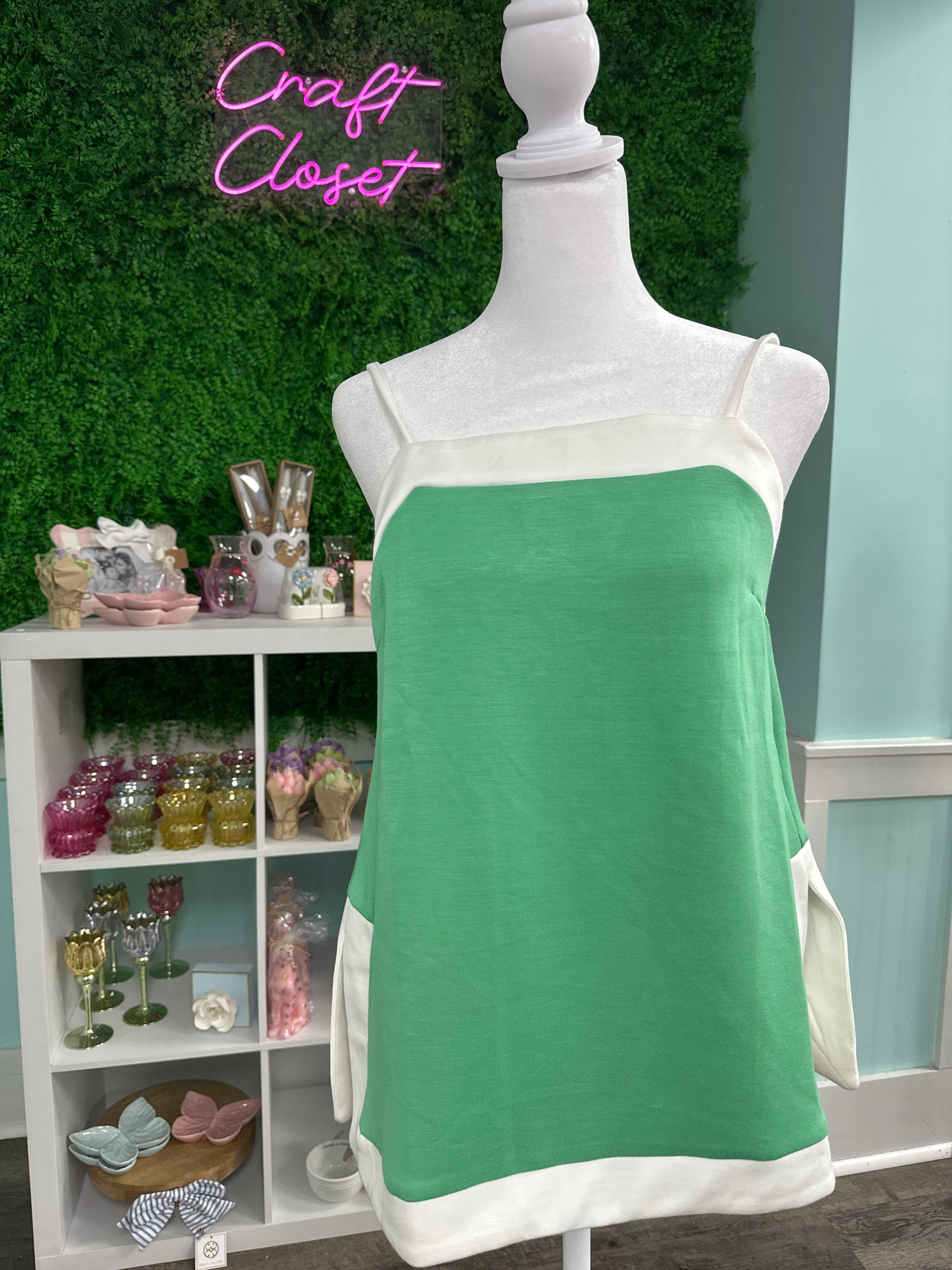 ENTRO Solid Sleeveless Top With Contrast Trim In Green