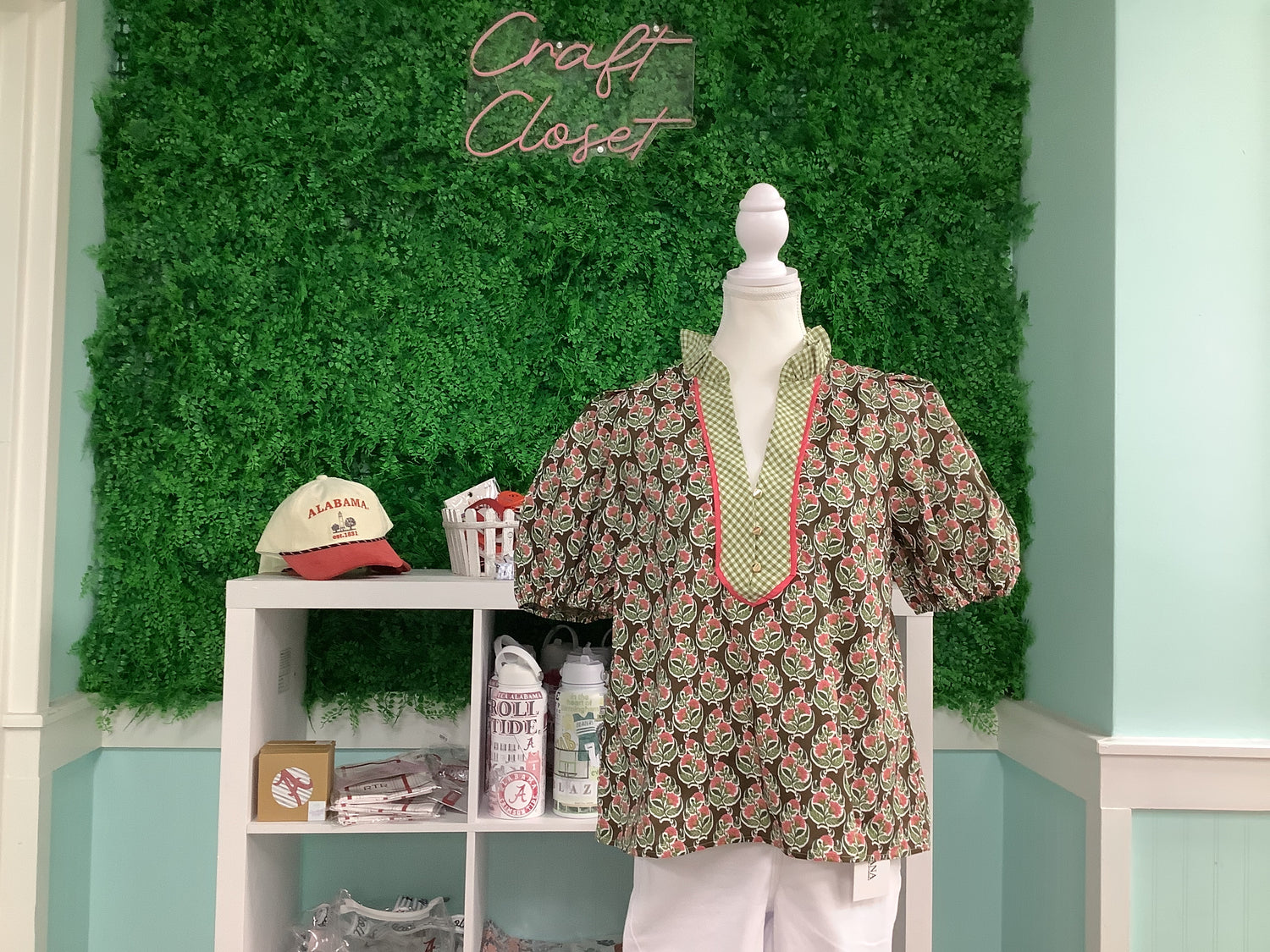 ENTRO Short Sleeve Floral Top With Gingham Trim In Brown