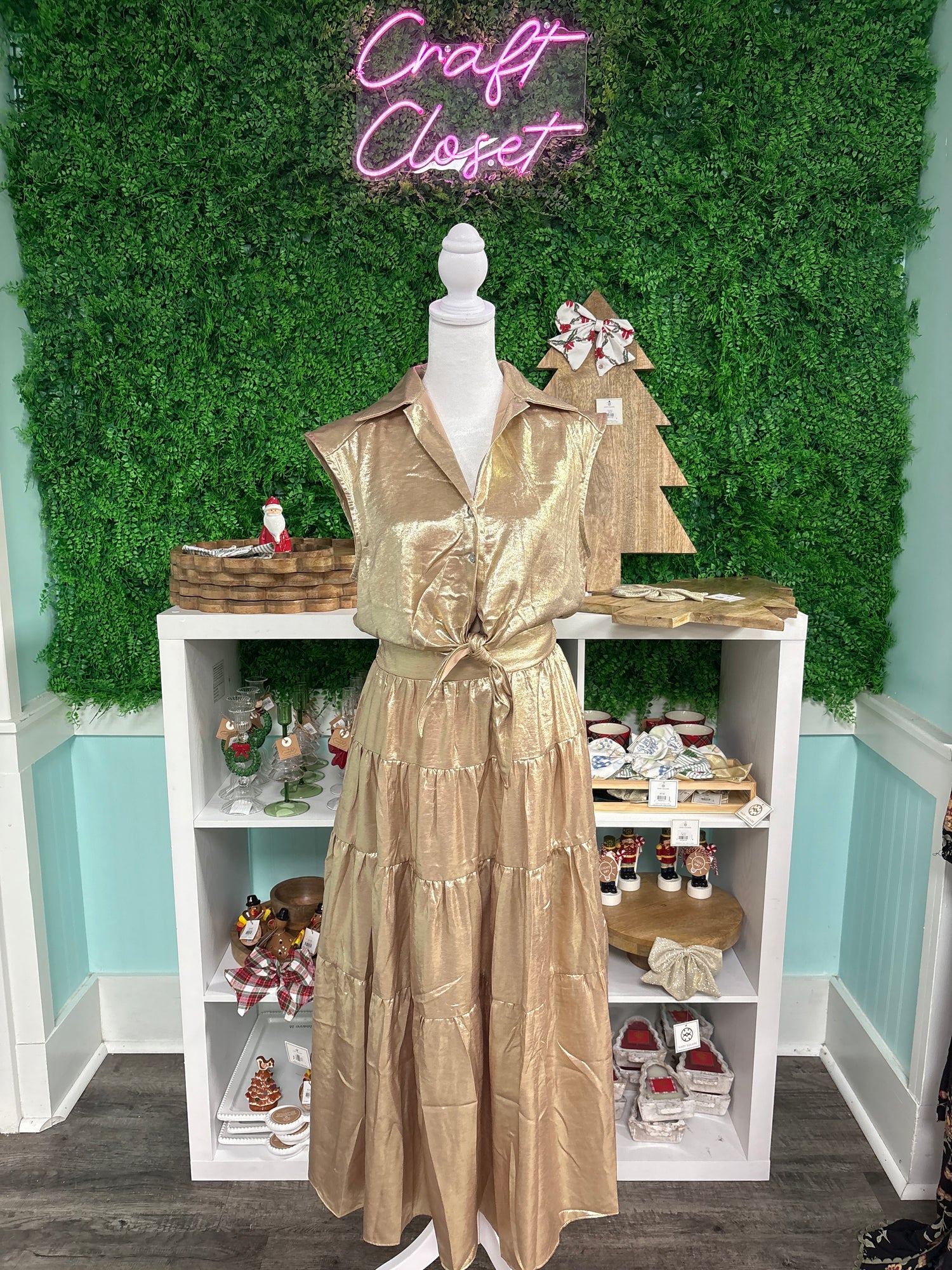 ENTRO Shimmering Sleeveless Midi Dress In Gold