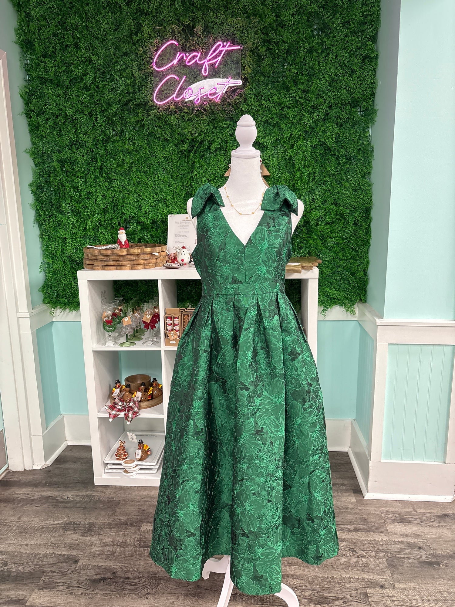 ENTRO Floral Jacquard Sleeveless Dress With Bow Accents In Green