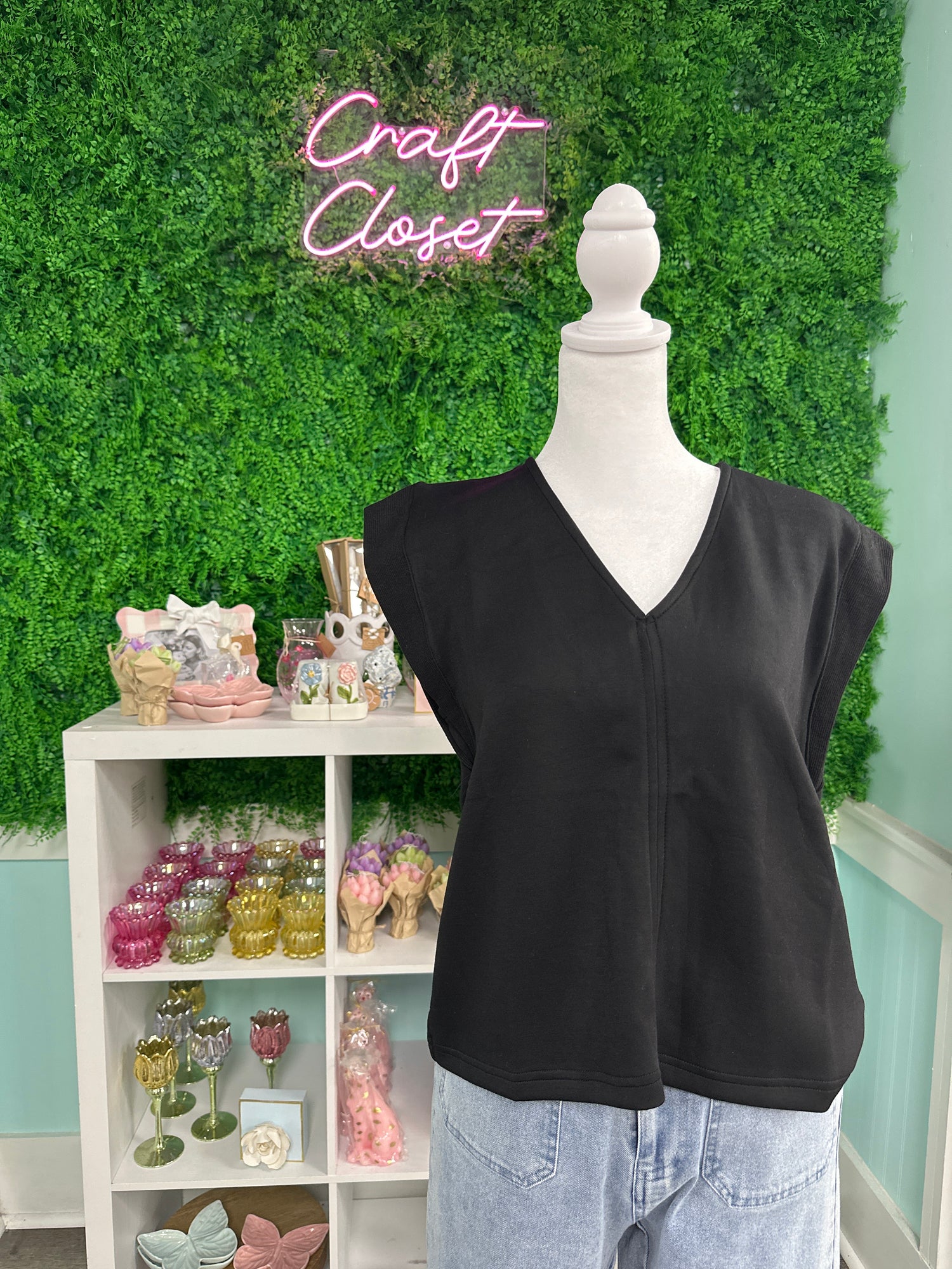 ENTRO Solid Luxe Knit Cap Sleeve Top With Center Seam Detail In Black