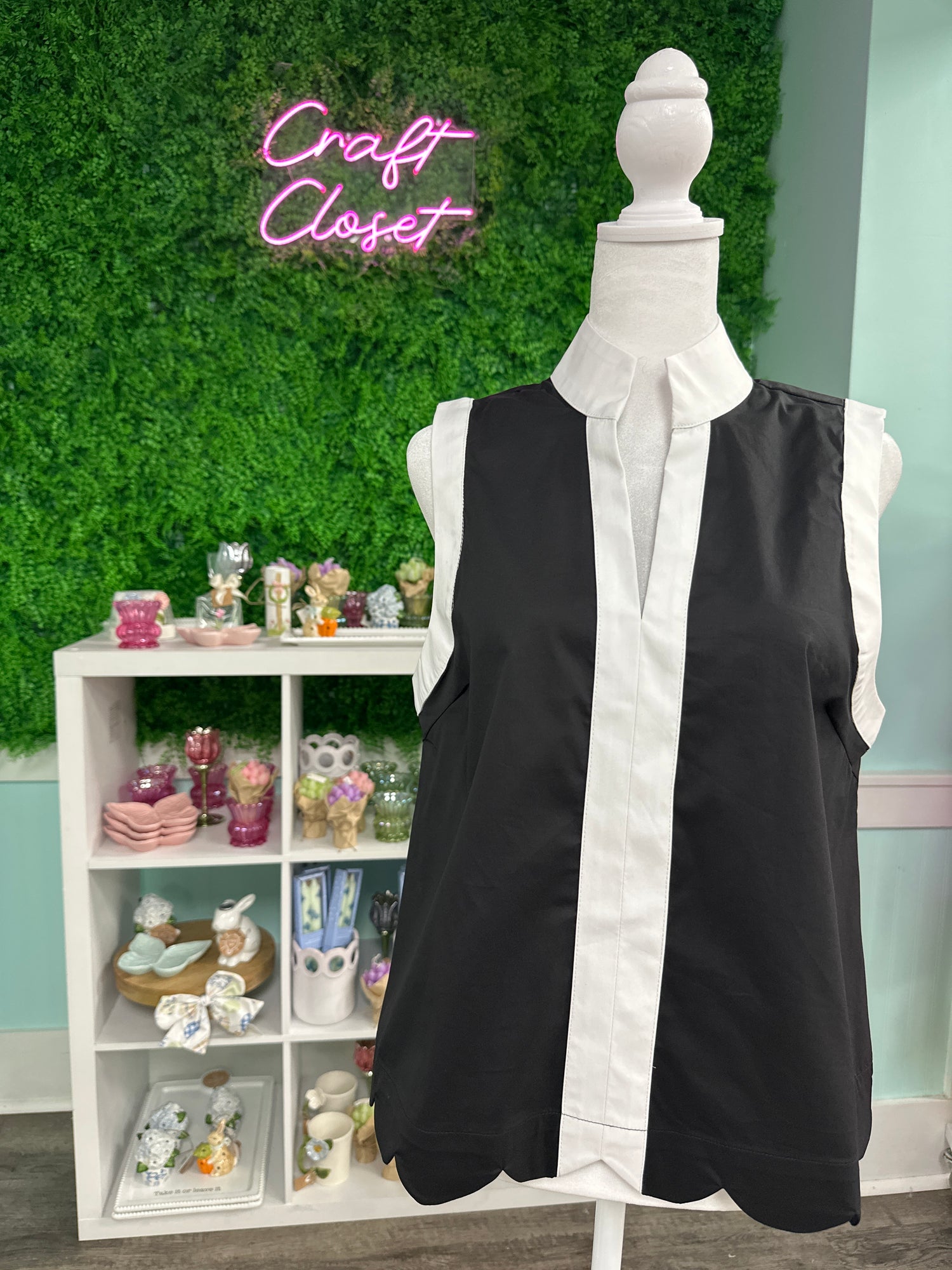 Entro Sleeveless Vertical Contrast Stripe Top In Black