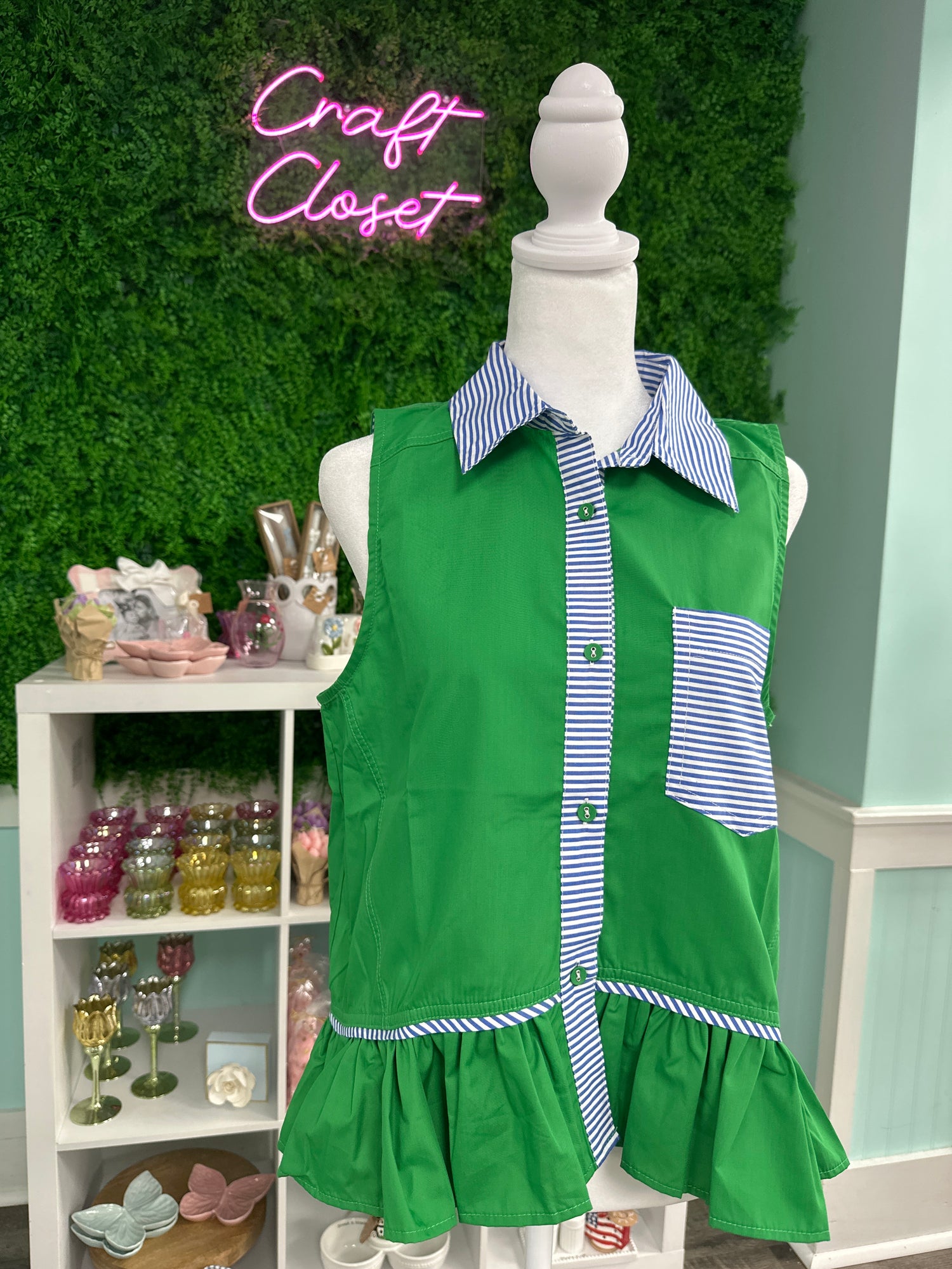 ENTRO Solid Sleeveless Top With Contrast Stripe Trim And Ruffle Hem In Green