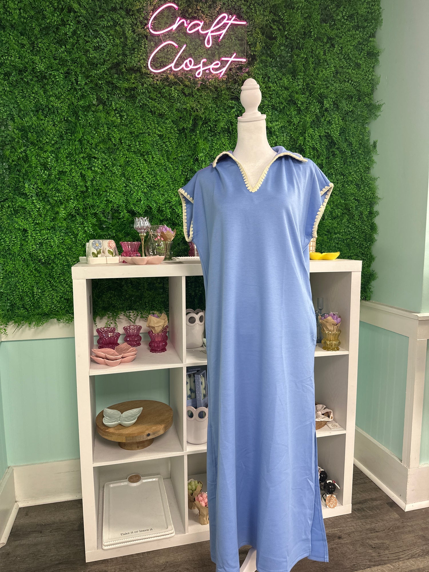 ENTRO Solid Contrast Trim V Neck Luxeknit Midi Dress In Blue