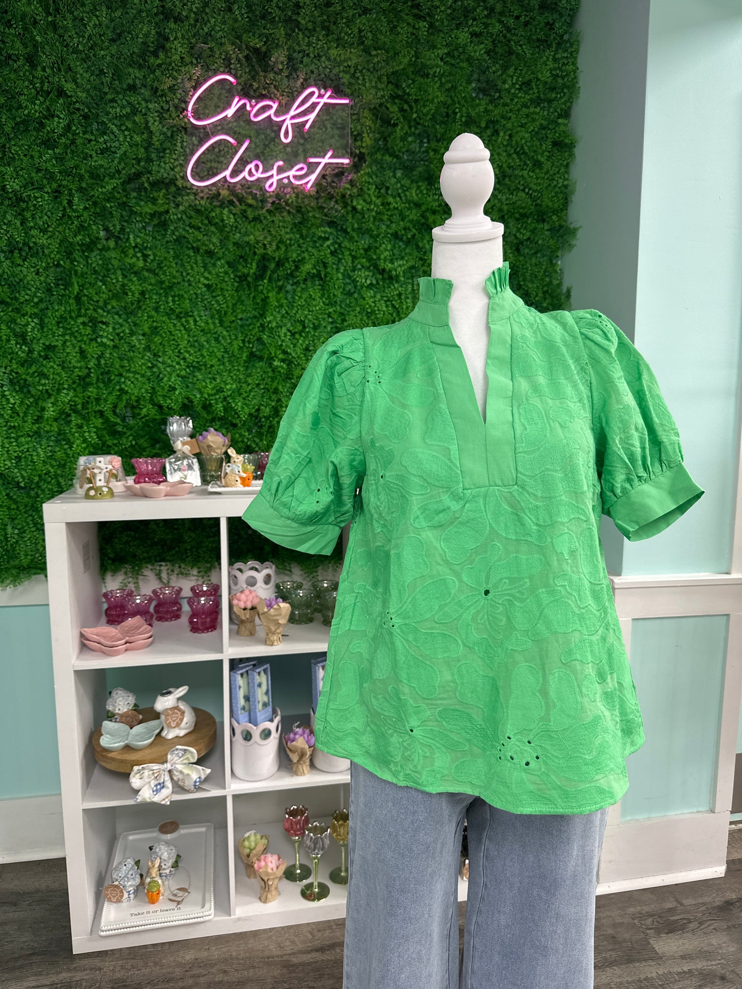 ENTRO Floral Embroidered Puff Sleeve Pullover Top In Kelly Green