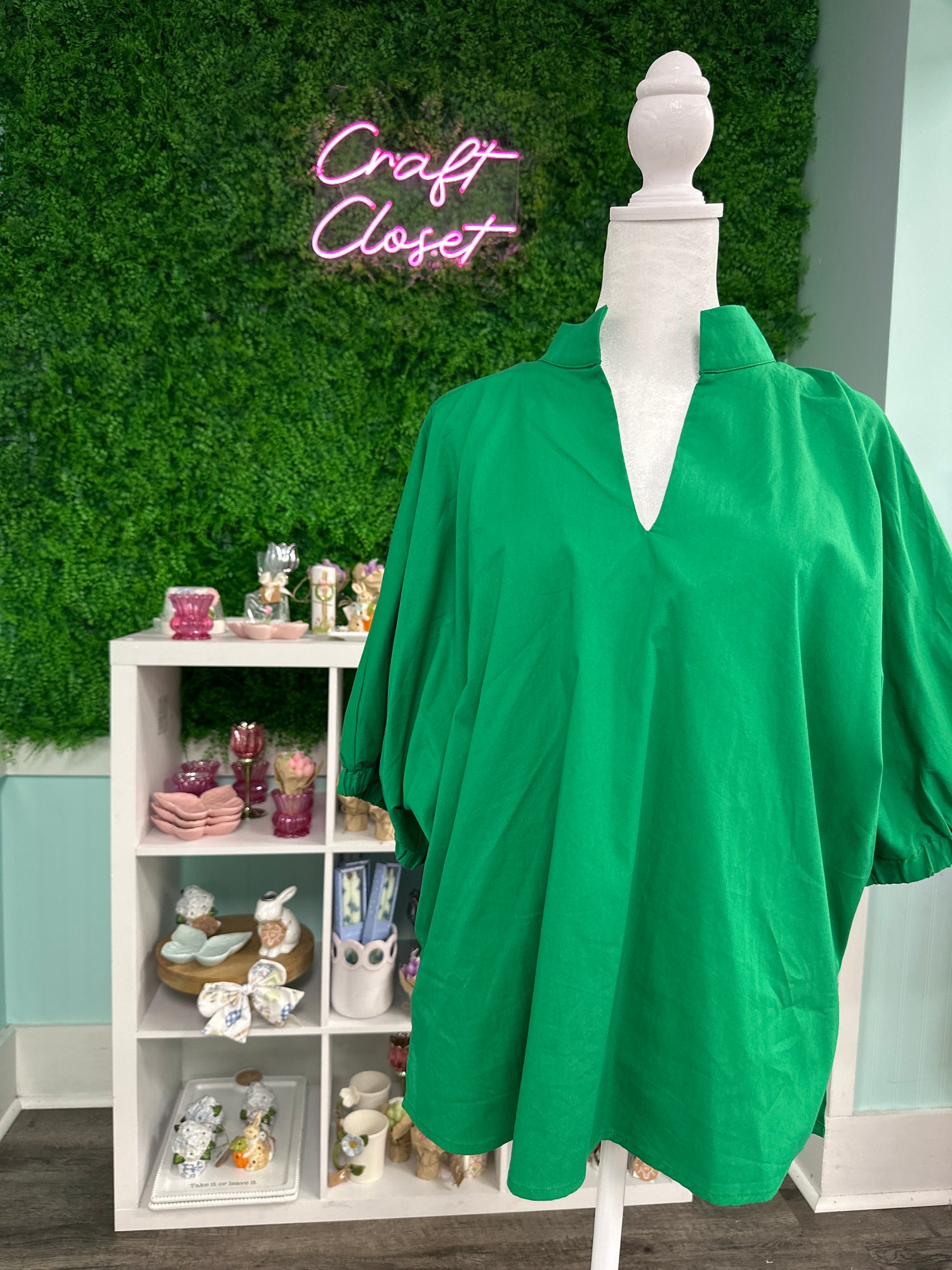 Entro Solid V Neck With Collar In Green PLUS Size