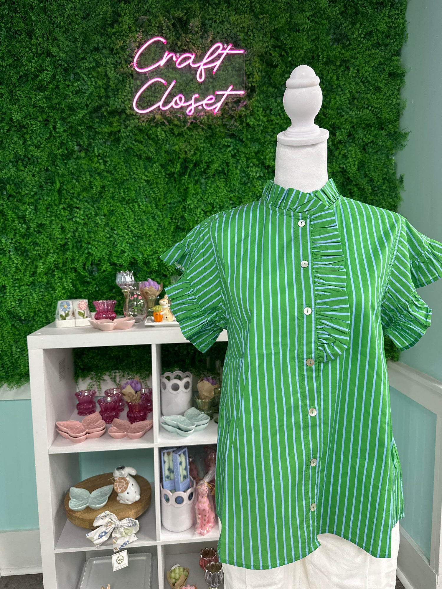 ENTRO Stripe Short Sleeve Top With Ruffle Neckline In Green