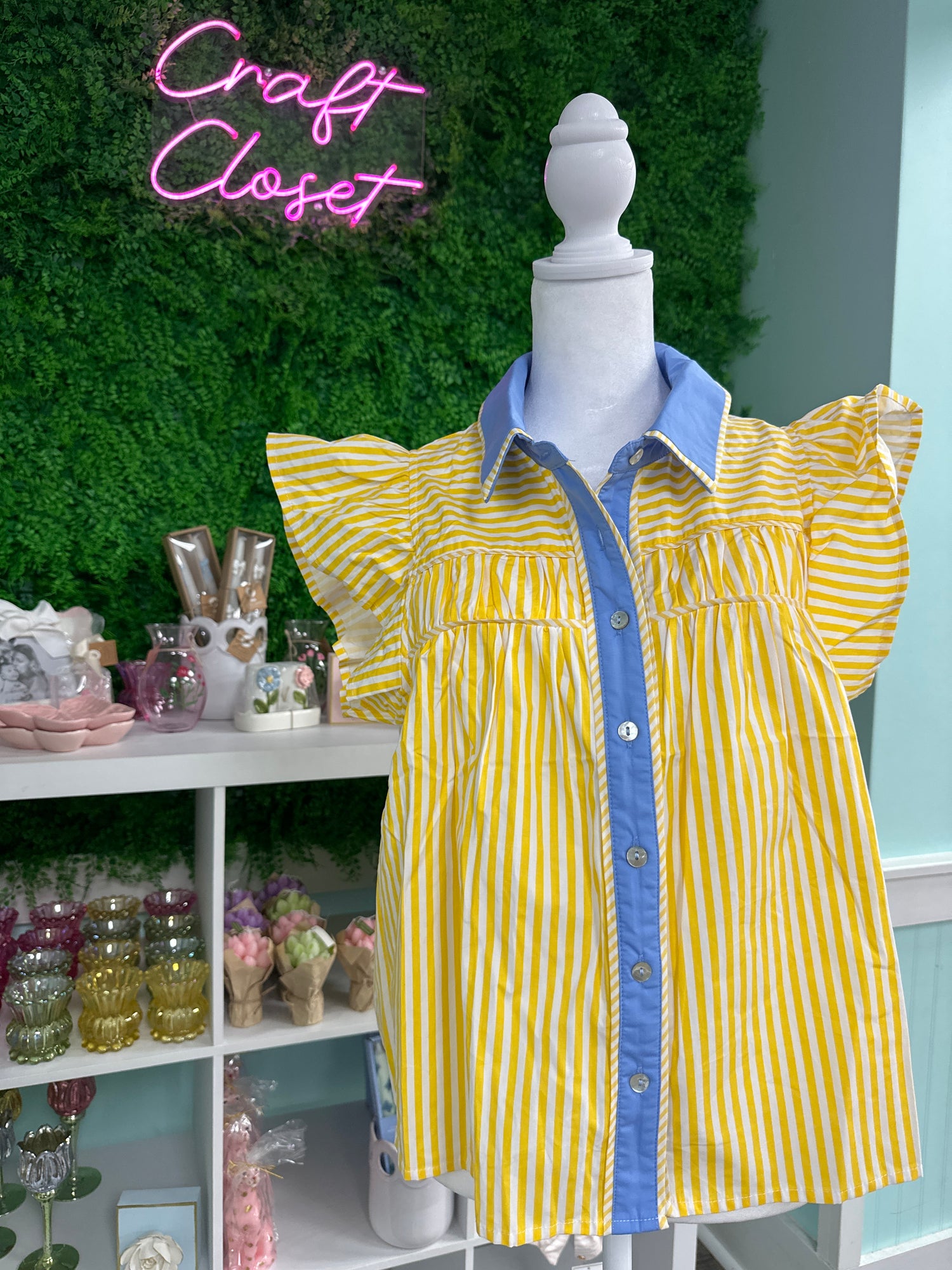 ENTRO Flutter Sleeve Top With Contrast Trim In Lemon