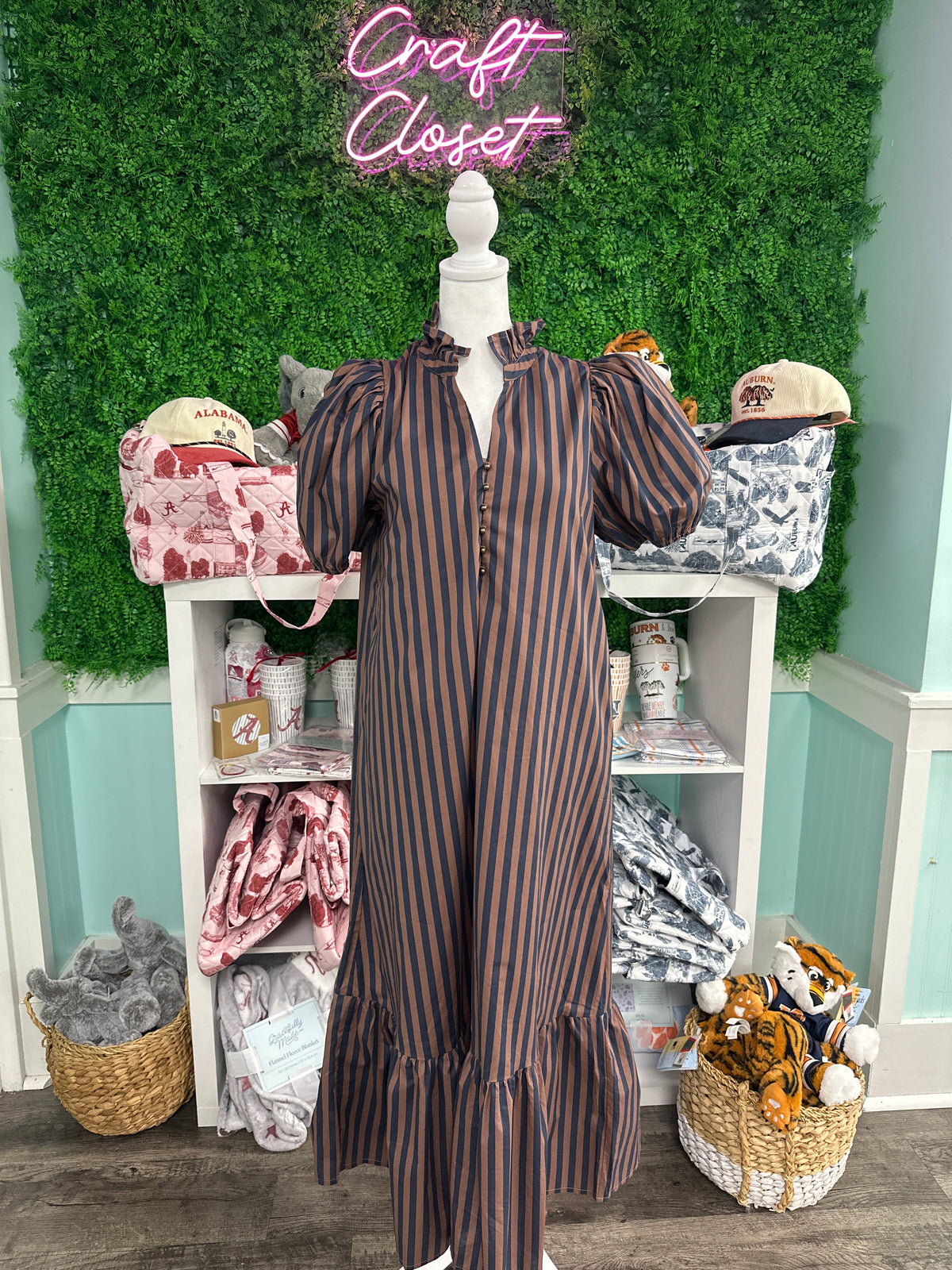 ENTRO Striped Short Sleeve Midi Dress In Navy Brown
