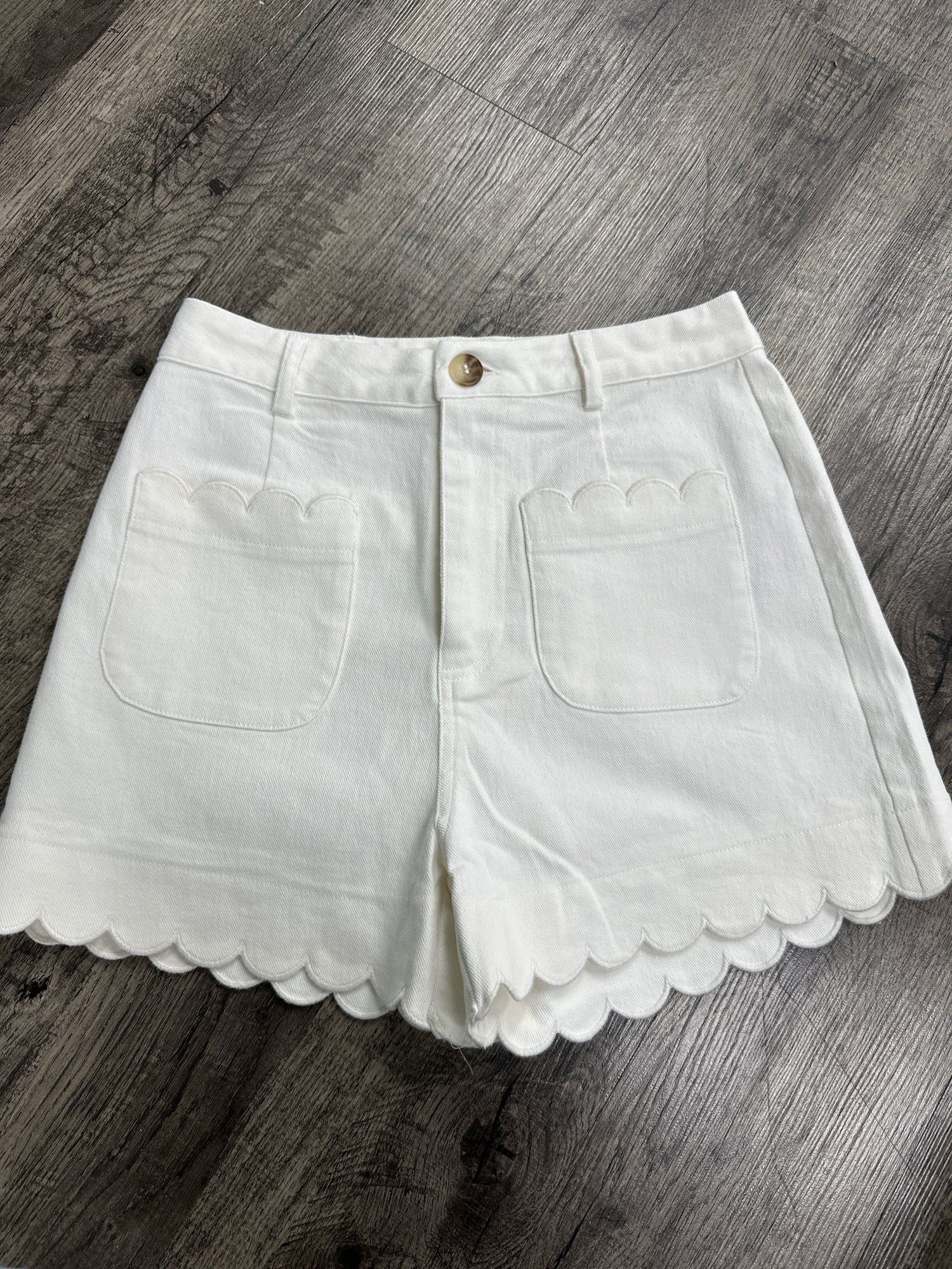 Entro Scalloped Hem Shorts In Off White