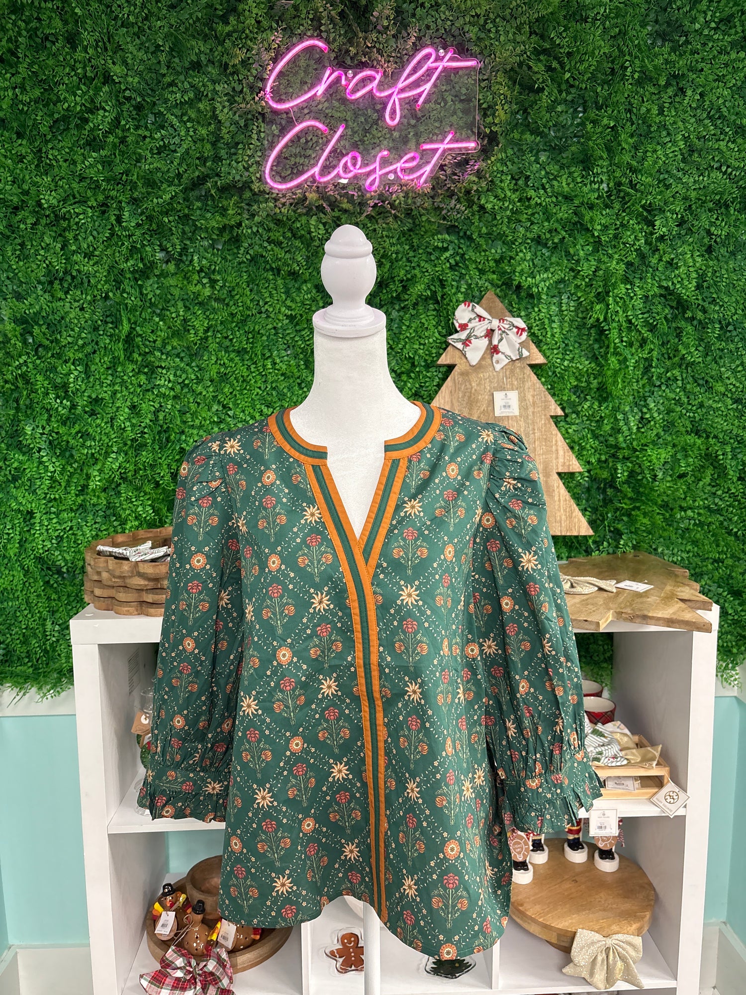 Entro Botanical Print 3/4 Sleeve Top With Contrast Binding In Hunter Green