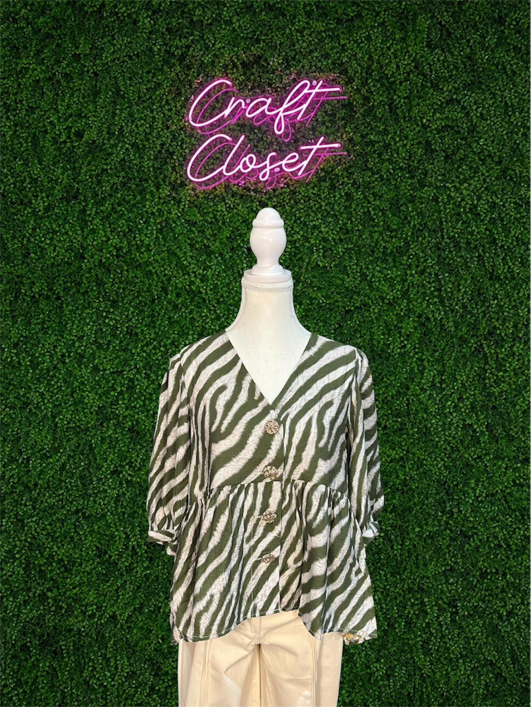 ENTRO Printed 3/4 Sleeve Top In Olive