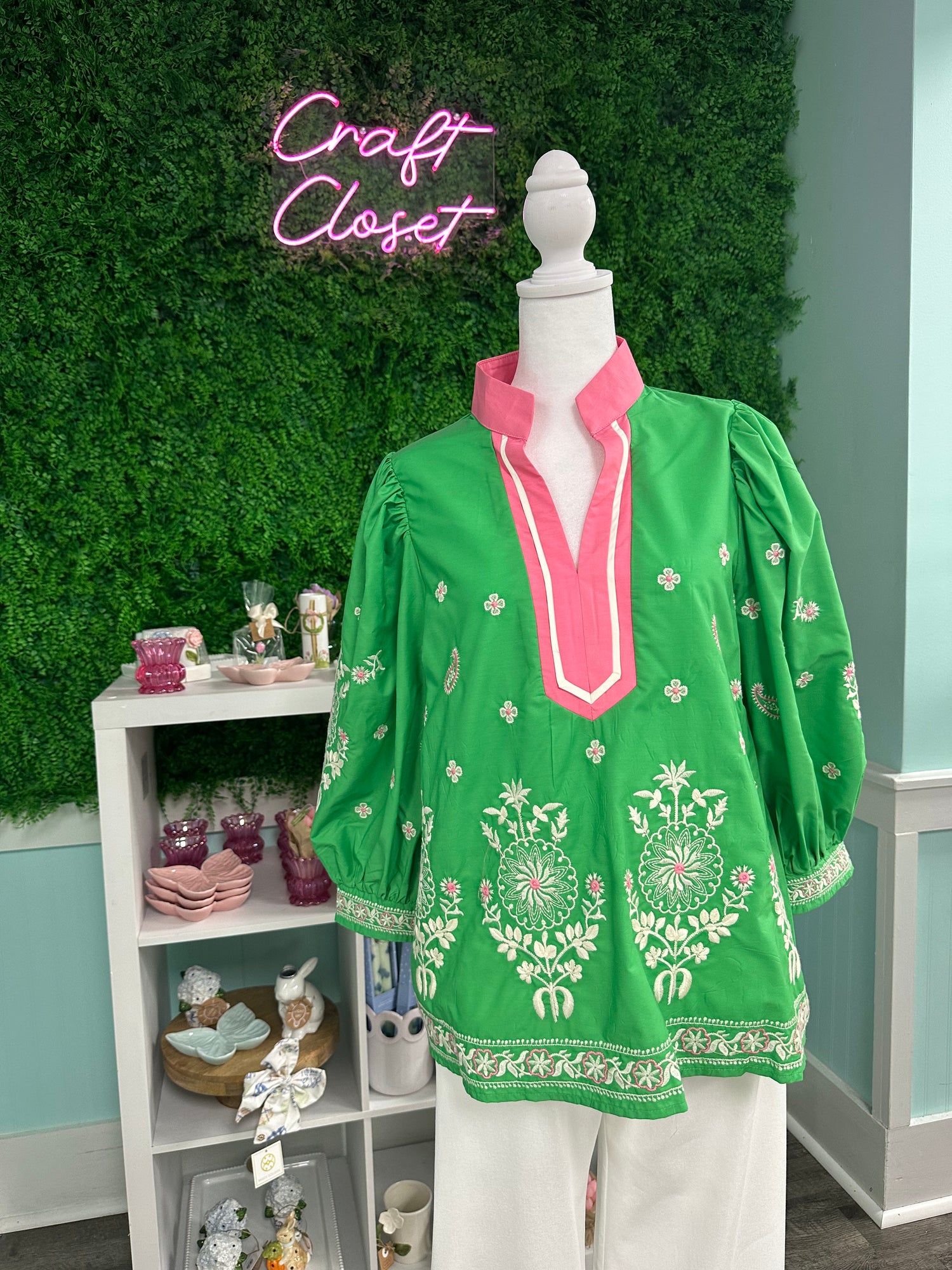 ENTRO Floral Embroidered 3/4 Puff Sleeve Top In Green