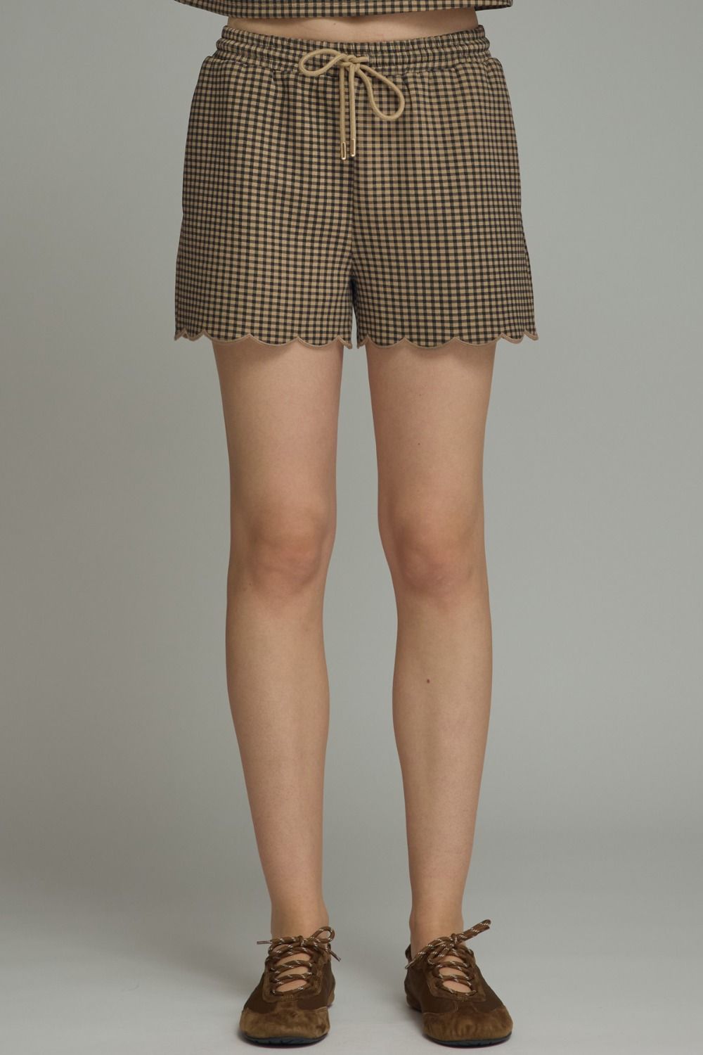 ENTRO Gingham Shorts With Scalloped Hem In Black Tan