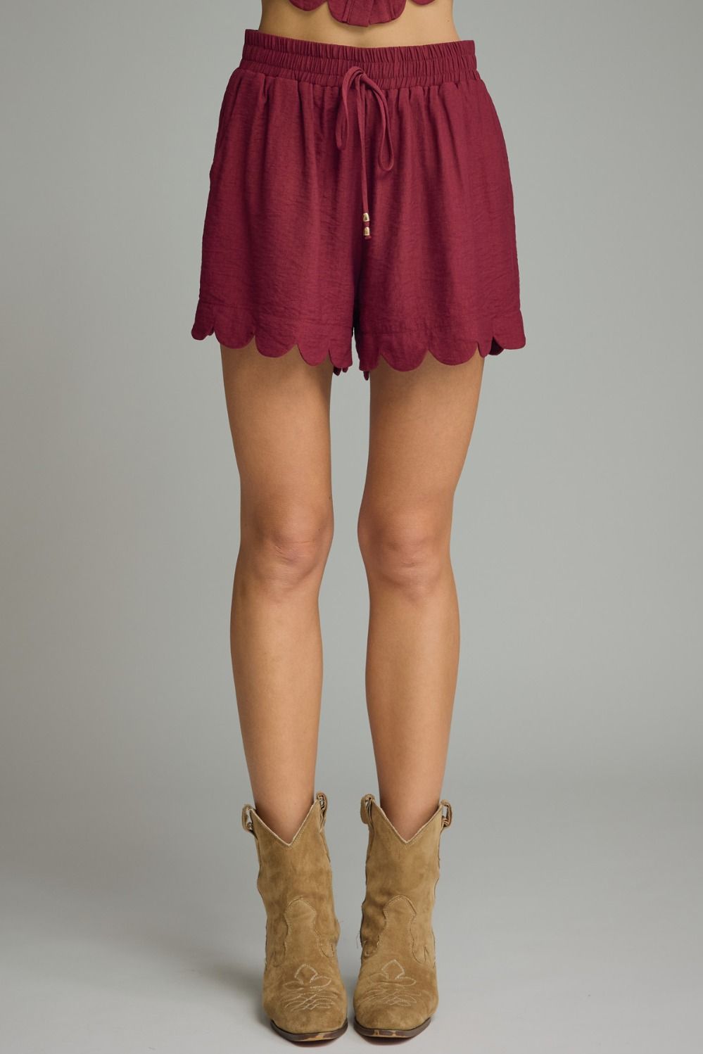 ENTRO Woven Scalloped Hem Shorts In Burgundy