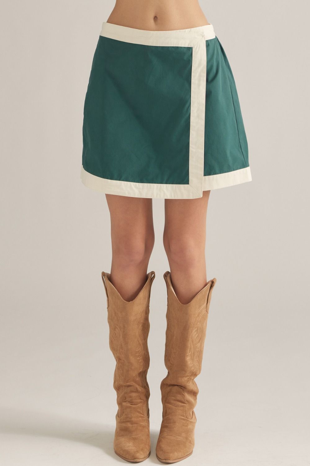 ENTRO Solid Skort With Contrast Trim In Hunter Green