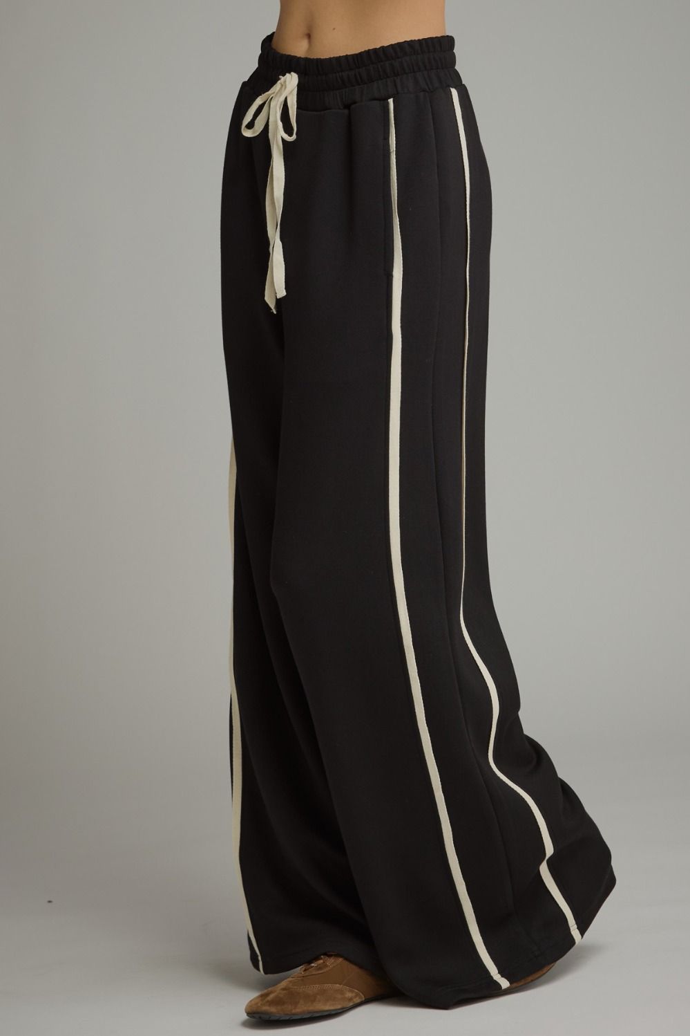 ENTRO Solid Wide Leg Pant With Contrast Stripe In Black *COMING SOON*
