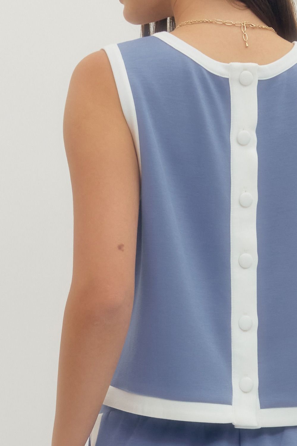 ENTRO Solid Sleeveless Knit Top With Contrast Binding In Chambray
