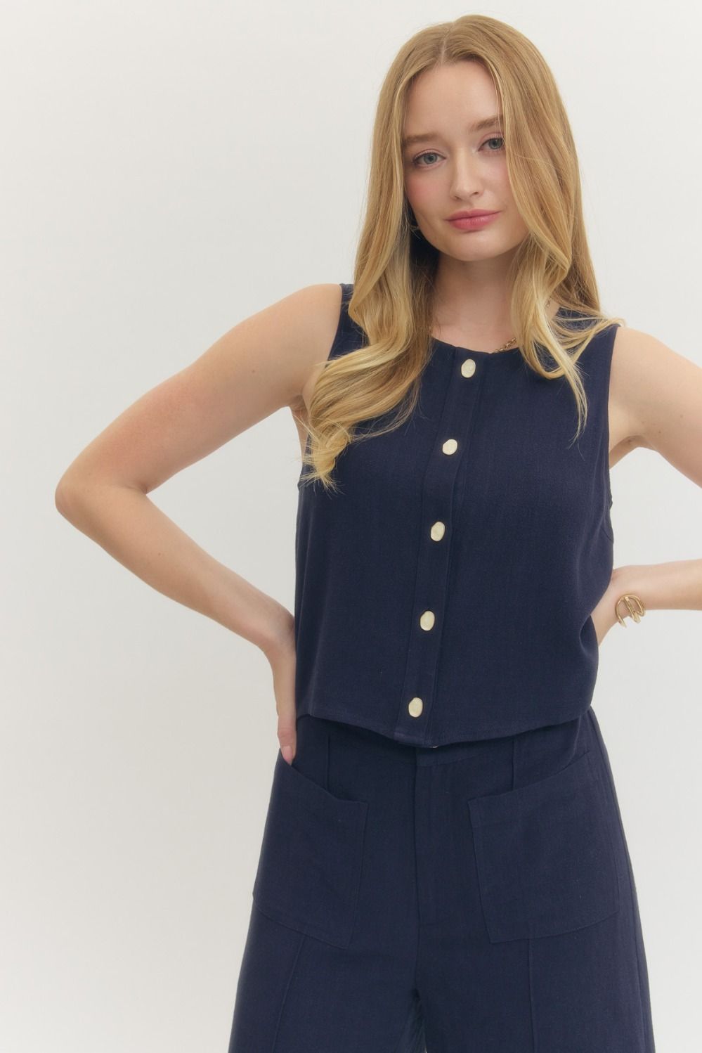 ENTRO Solid Sleeveless Woven Top With Button Closure In Navy