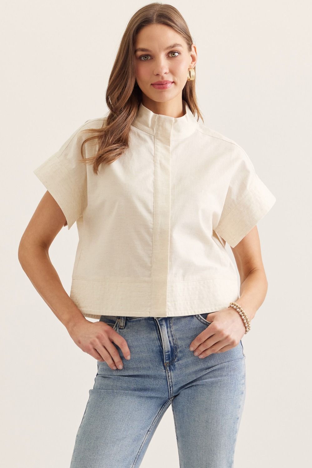 ENTRO Short Sleeve Stand Up Collar Top In Linen