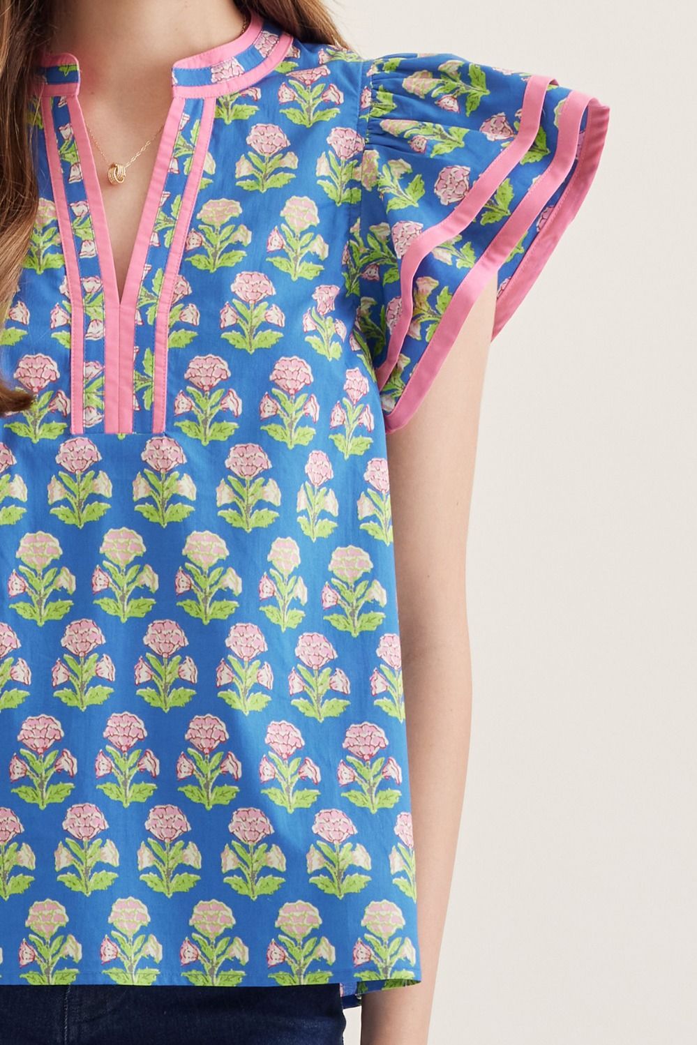 ENTRO Floral Print Flutter Sleeve Top With Contrast Binding In Blue