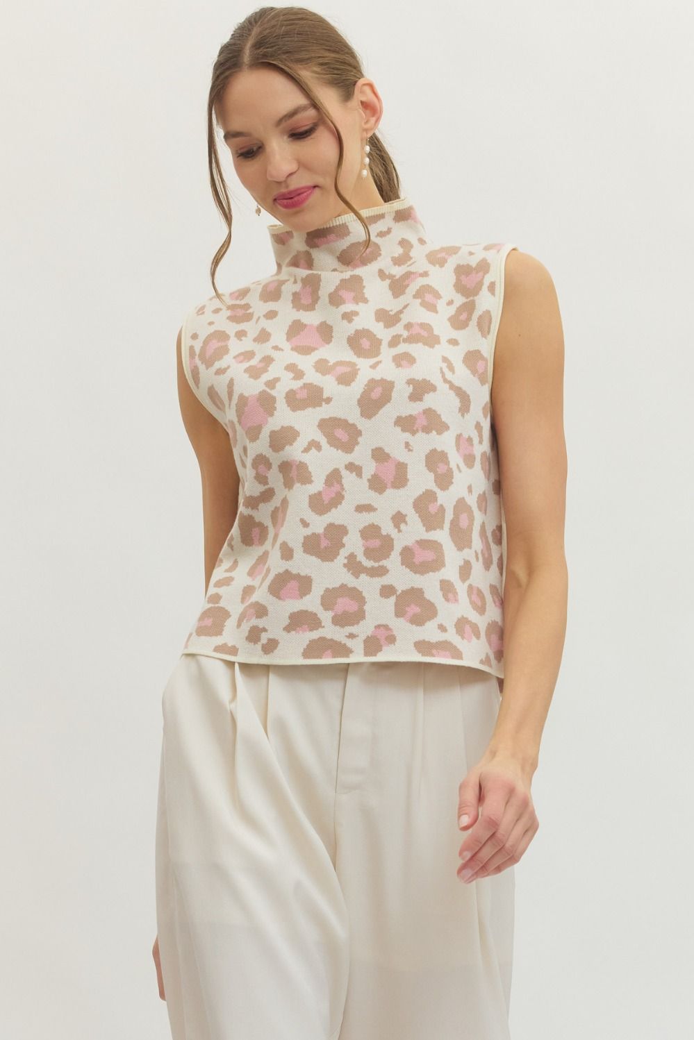 ENTRO Leopard Print Sleeveless Sweater Top In Cream Blush