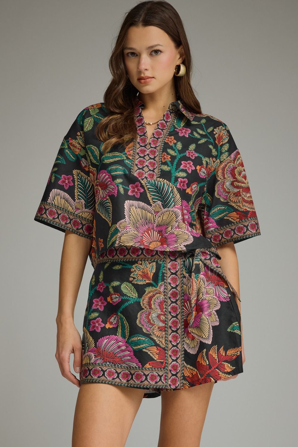 ENTRO Botanical Print Short Sleeve Top In Black