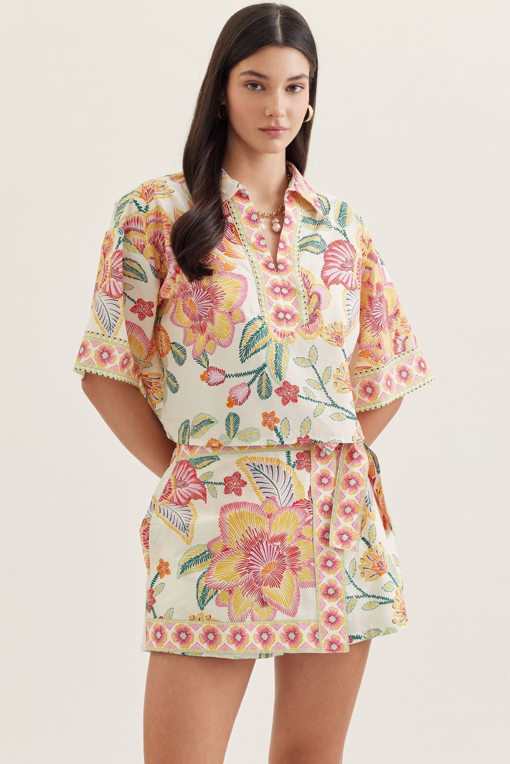 ENTRO Botanical Print Short Sleeve Top With V Neck In Pink