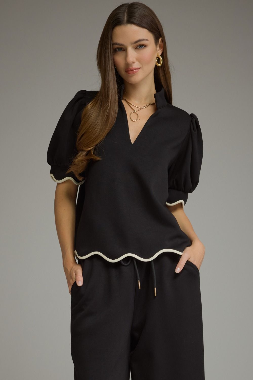 ENTRO Luxe Knit Short Sleeve Top With Scallop Trim In Black