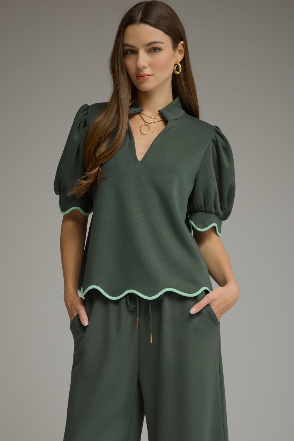 ENTRO Luxe Knit Short Sleeve Top With Scallop Trim In Forest