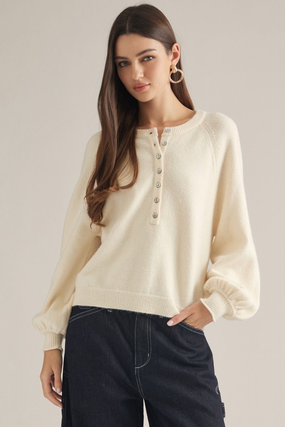 ENTRO Long Sleeve Round Neck Button Front Top In Cream