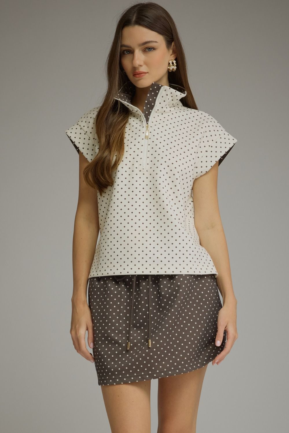 ENTRO Flutter Sleeve Top In Cream Brown