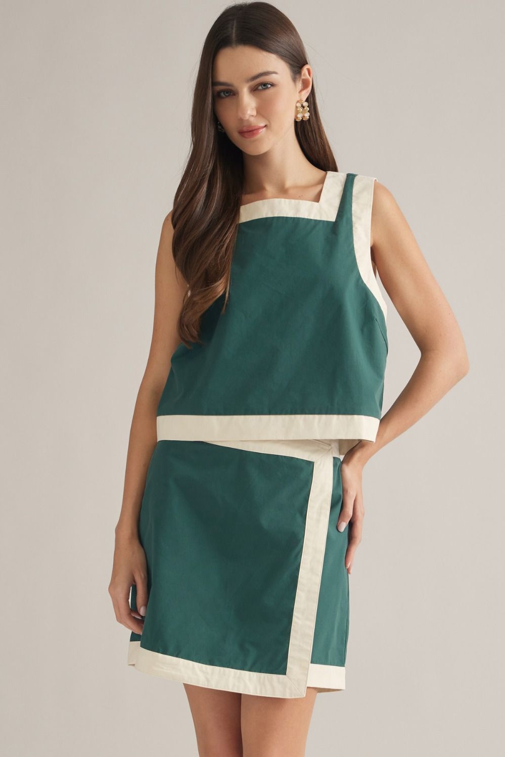 ENTRO Solid Top With Contrast Trim In Hunter Green