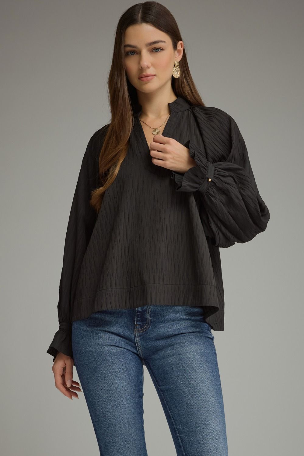 ENTRO Solid Woven Crinkle V Neck Top In Black *COMING SOON*